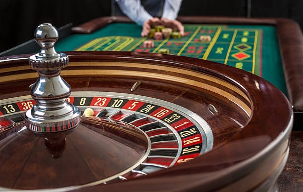 Live roulette table interface on gudang paito showing wheel, betting layout, and croupier